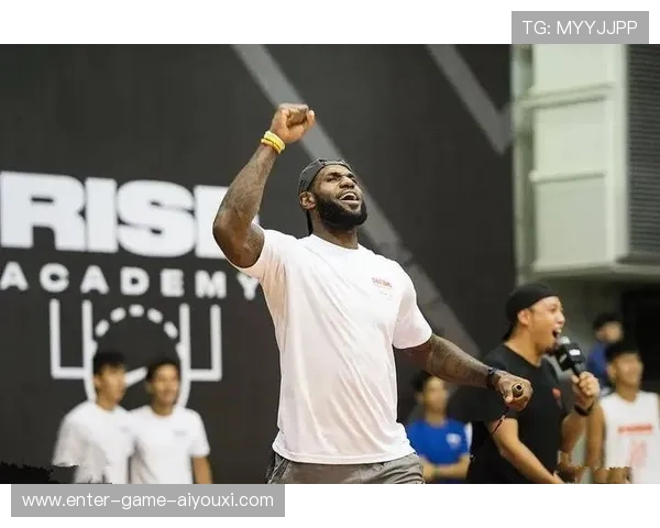 詹姆斯分享训练小窍门,被球迷疯学模仿 詹姆斯分享训练小窍门,被球迷疯学模仿