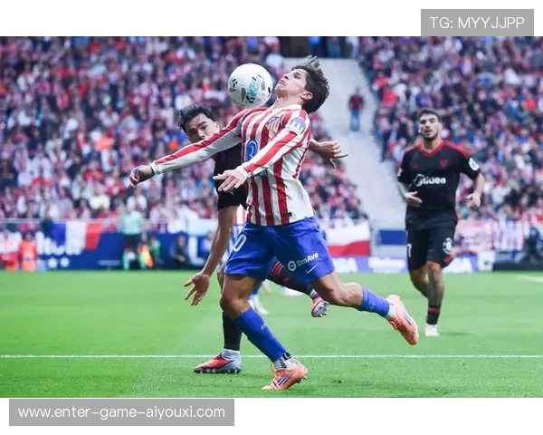 国际米兰连续利用弱侧突击，邓弗里斯冲击力极强