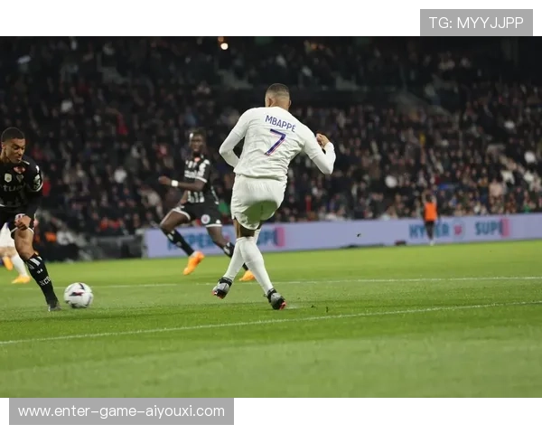 姆巴佩踩单车后横传助攻，巴黎圣日耳曼门前轻松推射